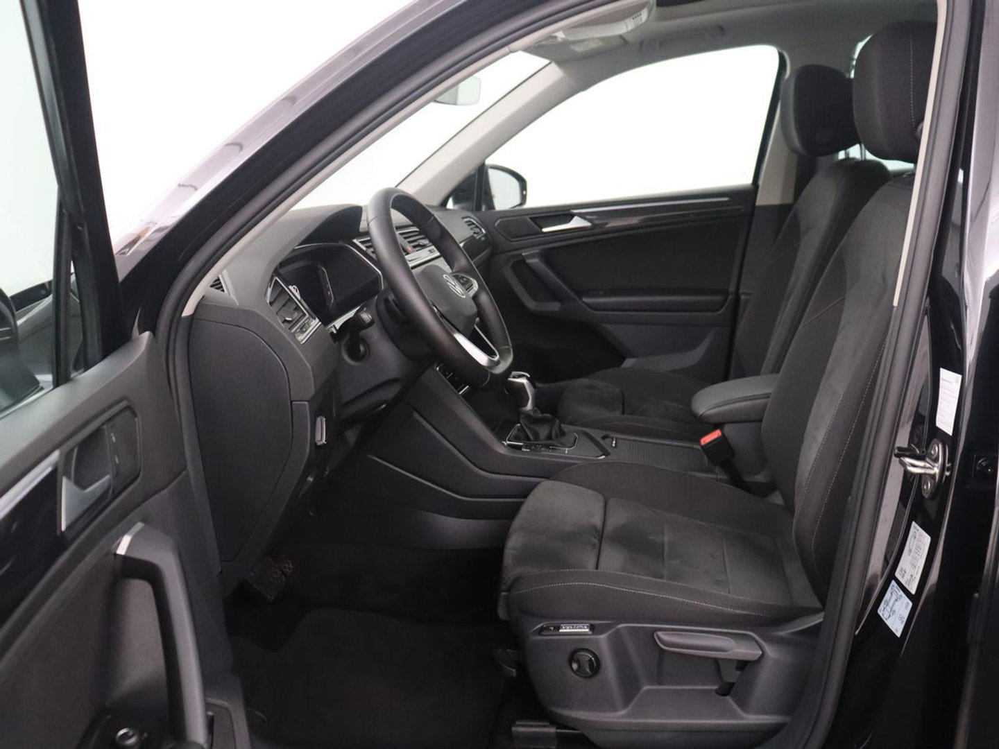 Volkswagen Tiguan 1.5 TSI Elegance | Panoramadak | Adaptive cruise | Stuur/stoel verwarming | Stoelmassage | Camera | Park assist | Sfeerverlichting | Full LED | Elektrische achterklep