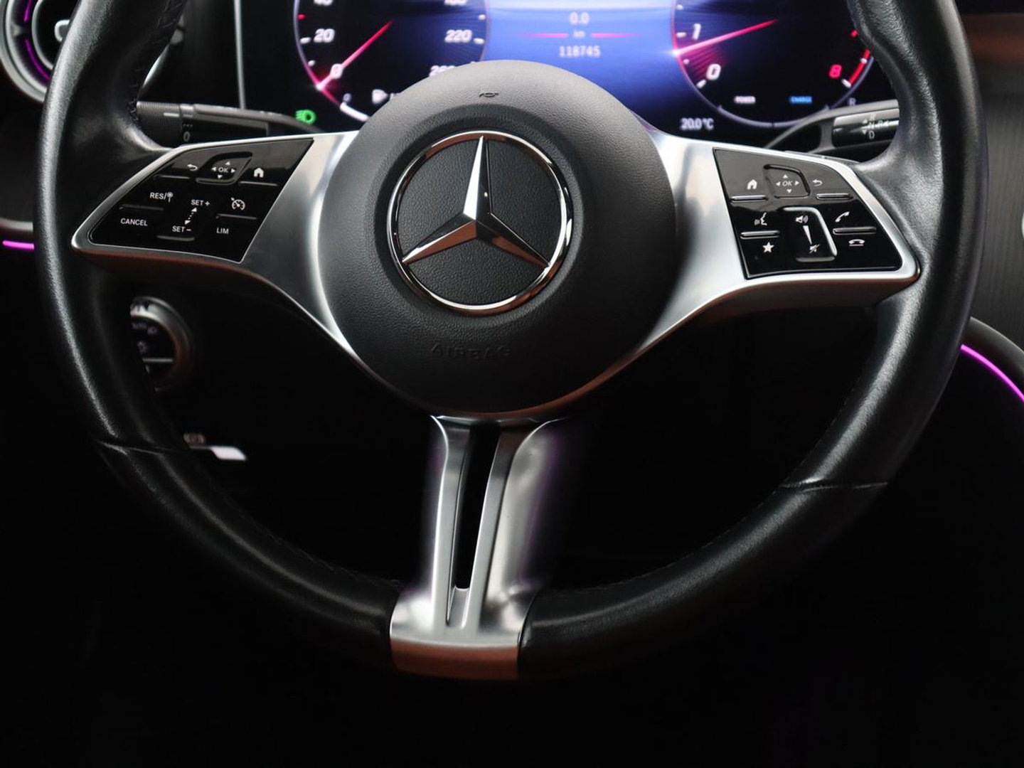 Mercedes-Benz C-Klasse 200 Luxury Line | Panoramadak | Leder | Memory | Adaptive cruise | Stoelverwarming | Burmester | 360 camera | Park assist | Sfeerverlichting | Carplay | Climate control