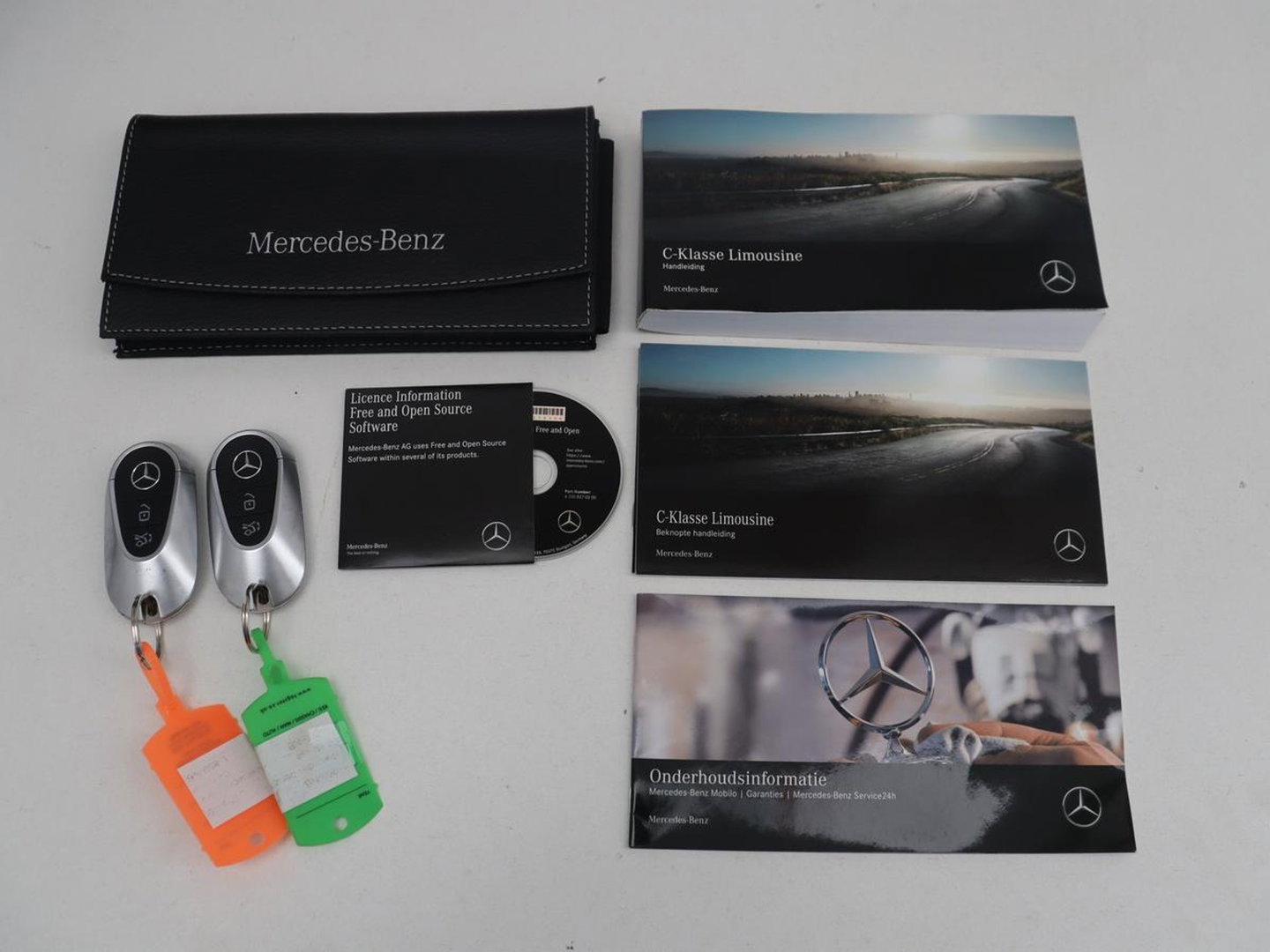 Mercedes-Benz C-Klasse 200 Luxury Line | Panoramadak | Leder | Memory | Adaptive cruise | Stoelverwarming | Burmester | 360 camera | Park assist | Sfeerverlichting | Carplay | Climate control