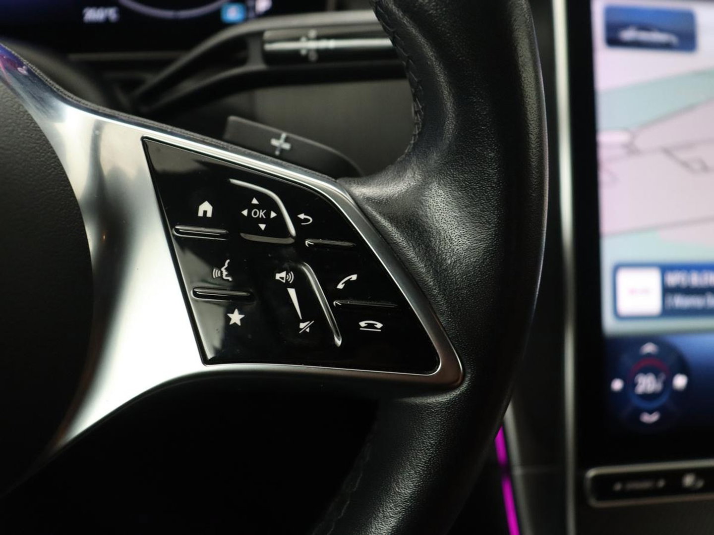 Mercedes-Benz C-Klasse 200 Luxury Line | Panoramadak | Leder | Memory | Adaptive cruise | Stoelverwarming | Burmester | 360 camera | Park assist | Sfeerverlichting | Carplay | Climate control