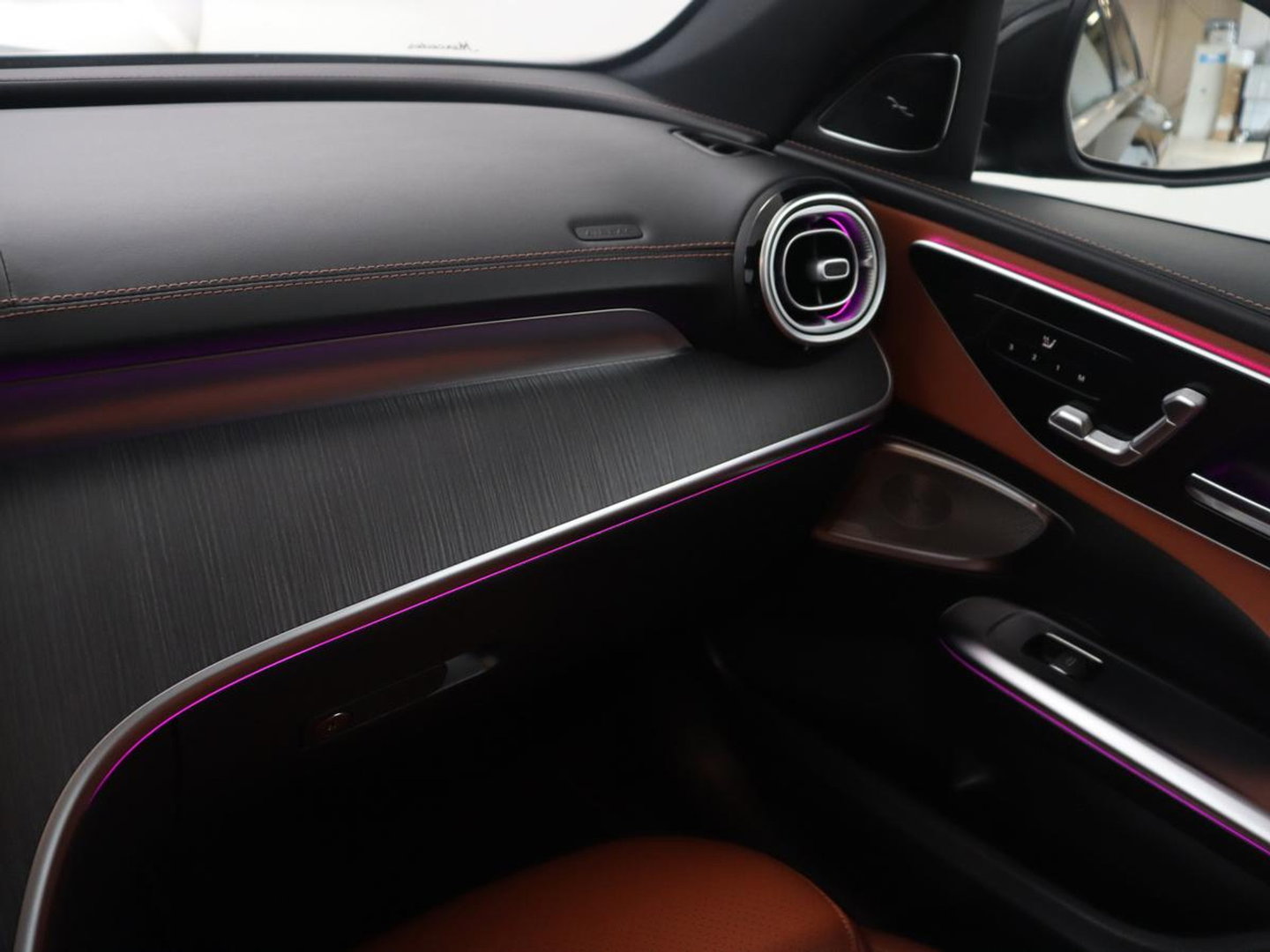 Mercedes-Benz C-Klasse 200 Luxury Line | Panoramadak | Leder | Memory | Adaptive cruise | Stoelverwarming | Burmester | 360 camera | Park assist | Sfeerverlichting | Carplay | Climate control