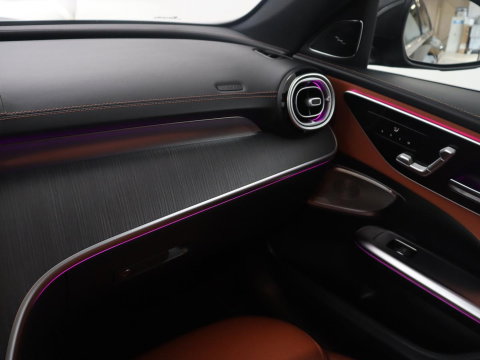 Mercedes-Benz C-Klasse 200 Luxury Line | Panoramadak | Leder | Memory | Adaptive cruise | Stoelverwarming | Burmester | 360 camera | Park assist | Sfeerverlichting | Carplay | Climate control