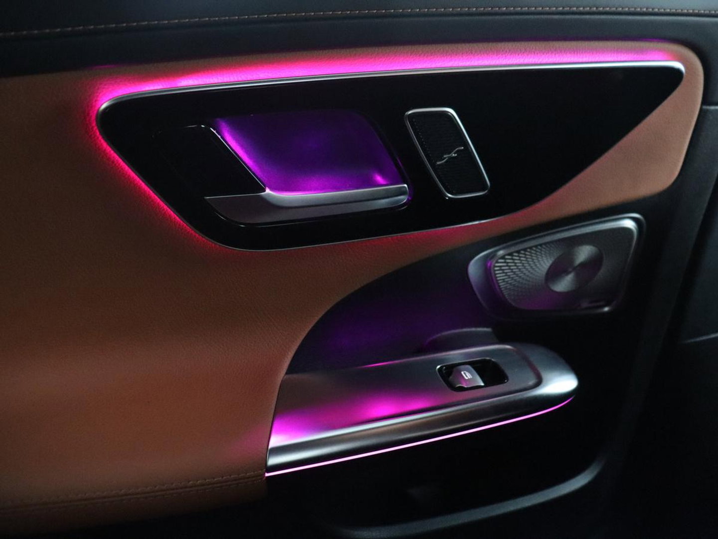 Mercedes-Benz C-Klasse 200 Luxury Line | Panoramadak | Leder | Memory | Adaptive cruise | Stoelverwarming | Burmester | 360 camera | Park assist | Sfeerverlichting | Carplay | Climate control