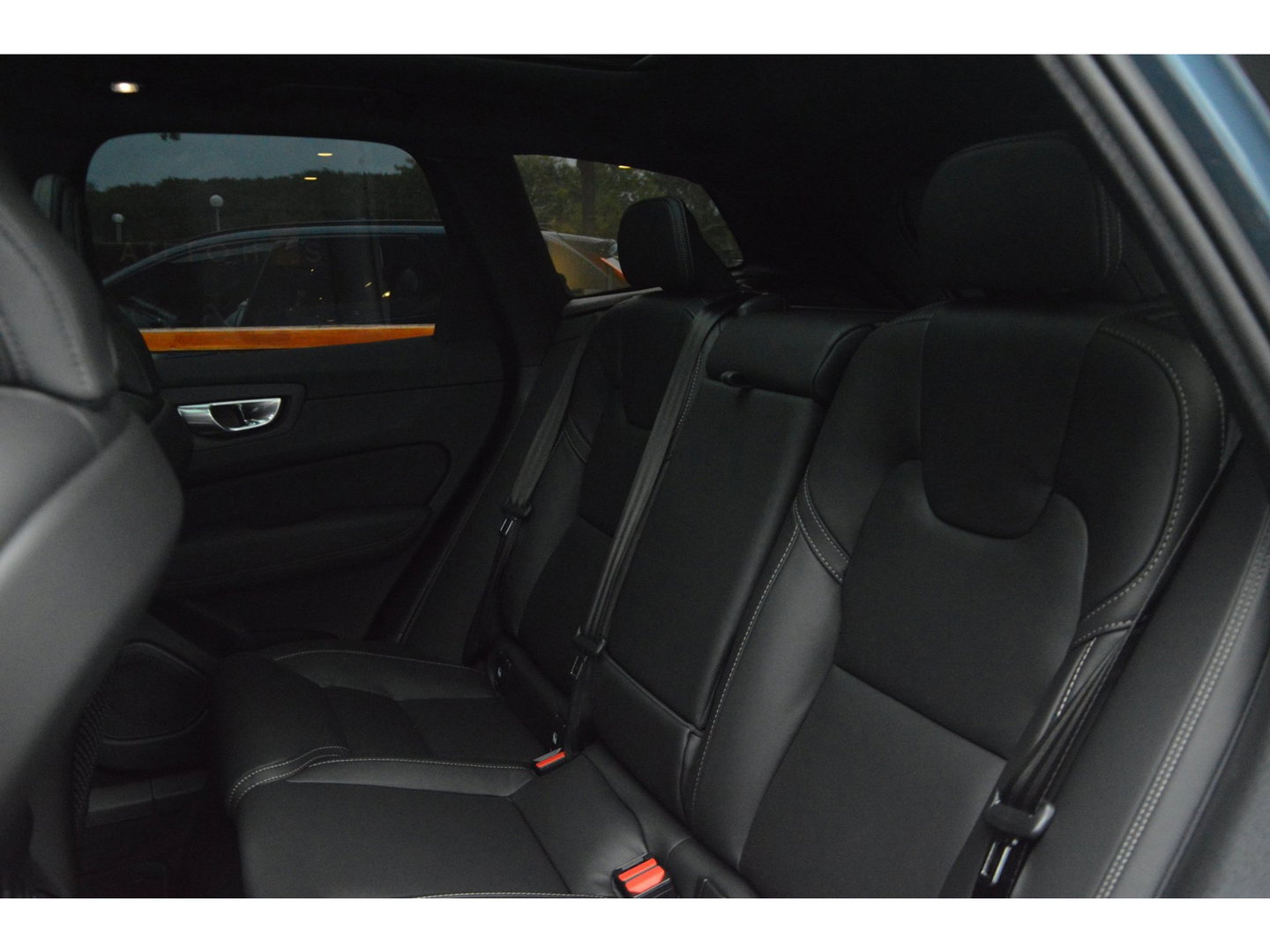 Volvo XC60 T8 Hybrid AWD Ultra Black Edition | Luchtvering | Bowers & Wilkins | Stoelventilatie | Massage | Panoramadak |