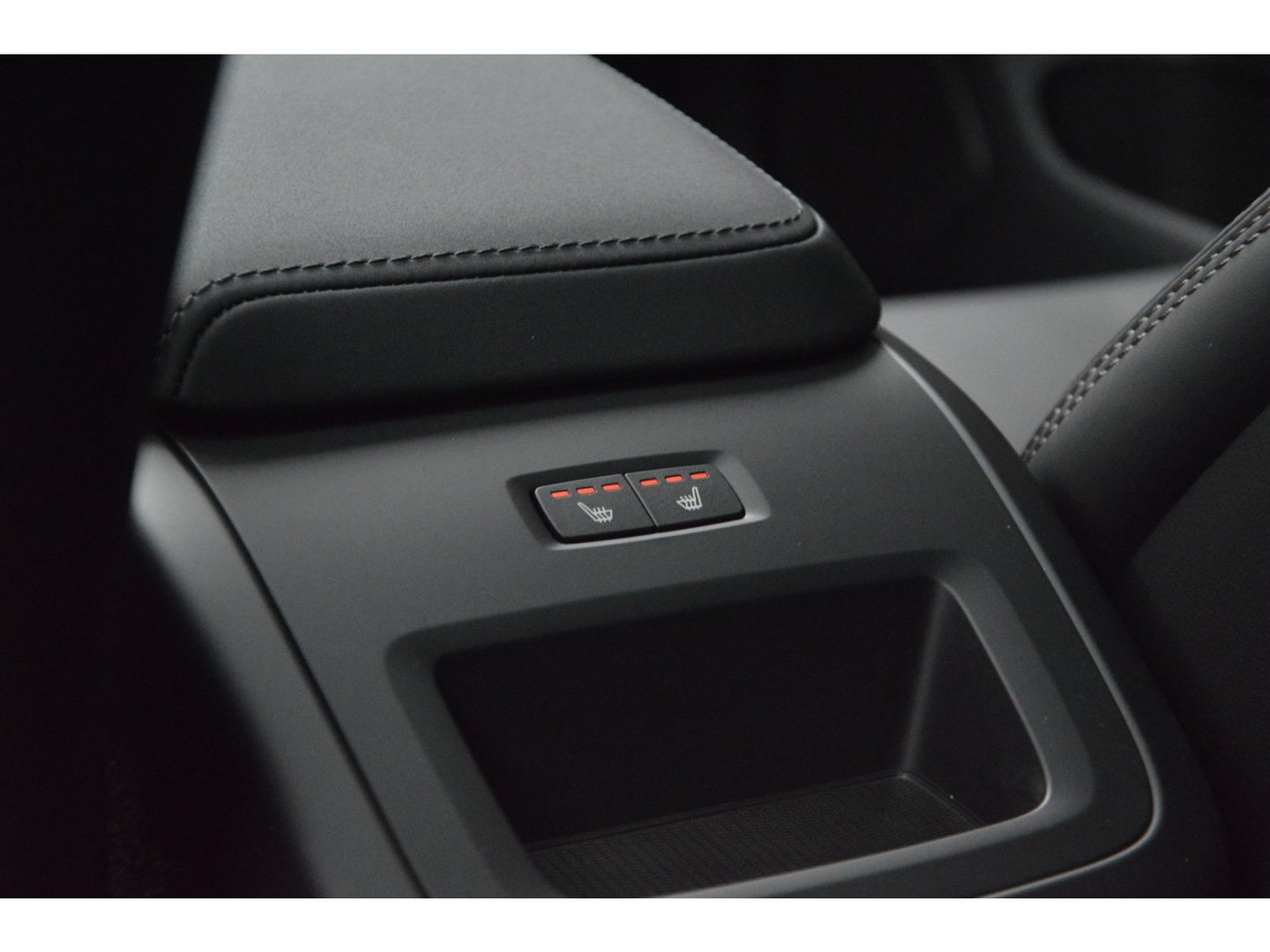 Volvo XC60 T8 Hybrid AWD Ultra Black Edition | Luchtvering | Bowers & Wilkins | Stoelventilatie | Massage | Panoramadak |