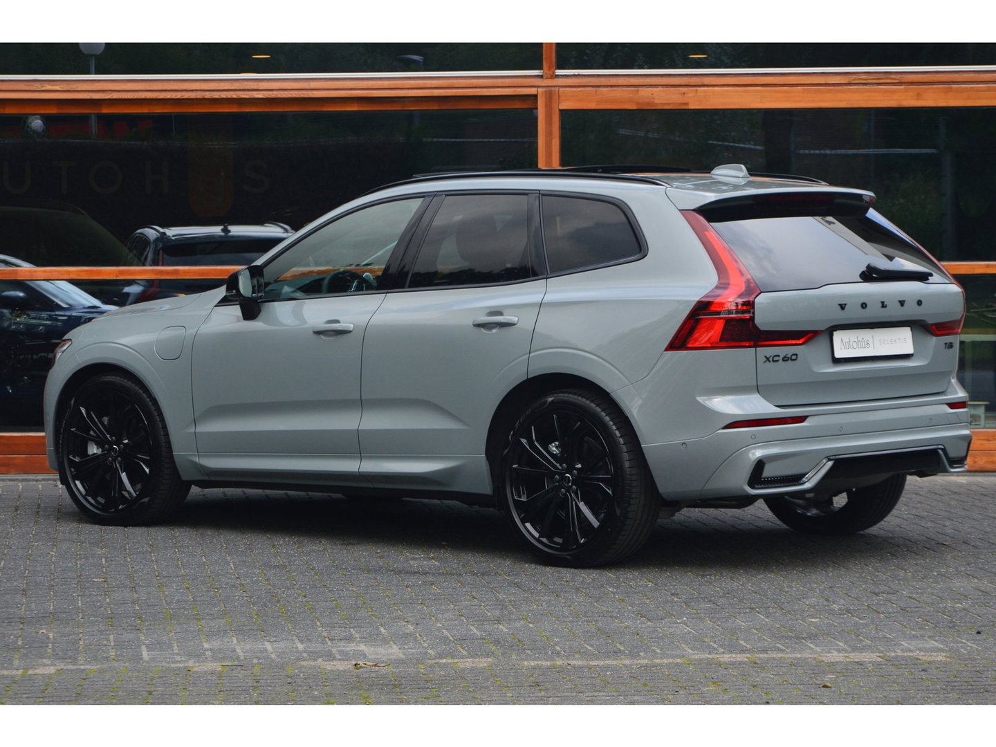 Volvo XC60 T8 Hybrid AWD Ultra Black Edition | Luchtvering | Bowers & Wilkins | Stoelventilatie | Massage | Panoramadak |
