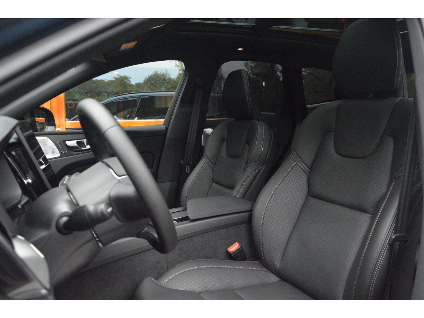 Volvo XC60 T8 Hybrid AWD Ultra Black Edition | Luchtvering | Bowers & Wilkins | Stoelventilatie | Massage | Panoramadak |
