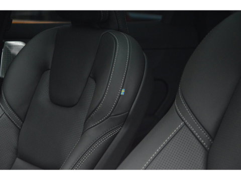 Volvo XC60 T8 Hybrid AWD Ultra Black Edition | Luchtvering | Bowers & Wilkins | Stoelventilatie | Massage | Panoramadak |