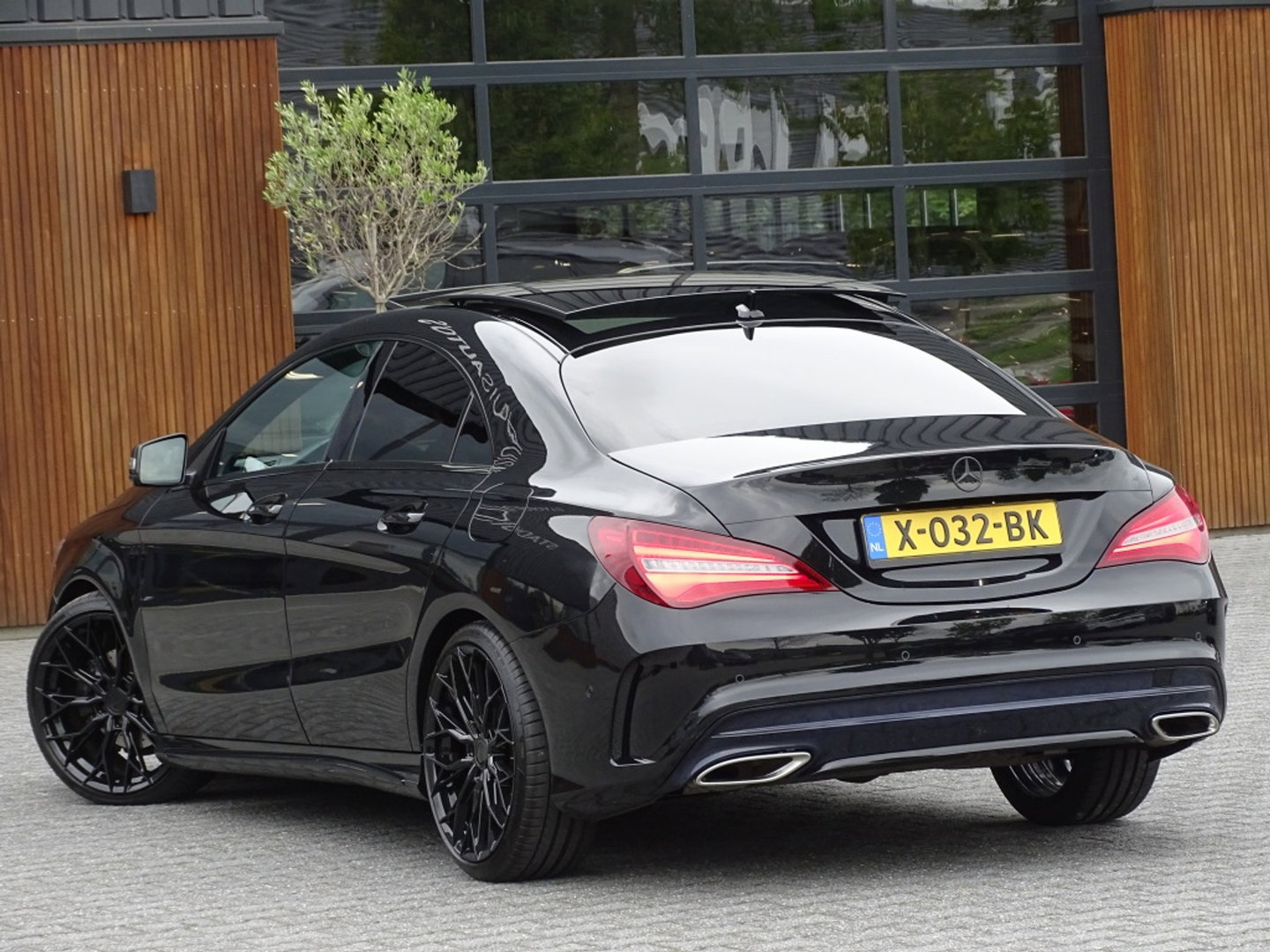 Mercedes-Benz CLA-Klasse 180 automaat / AMG pakket / facelift / LED