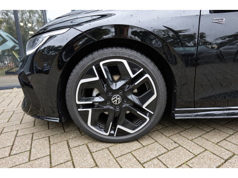 Volkswagen Golf 1.5 eTSI R-Line Edition PANO KEYLESS HUD