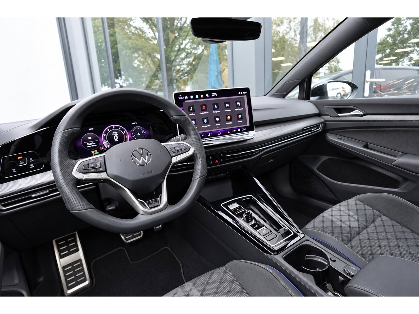 Volkswagen Golf 1.5 eTSI R-Line Edition PANO KEYLESS HUD