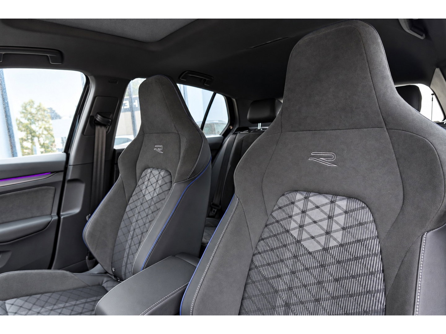 Volkswagen Golf 1.5 eTSI R-Line Edition PANO KEYLESS HUD