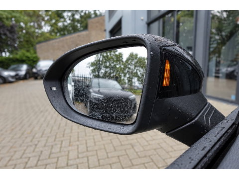 Volkswagen Golf 1.5 eTSI R-Line Edition PANO KEYLESS HUD