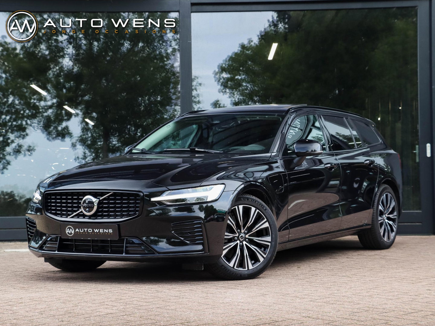 Volvo V60 T8 AWD Plus Dark 455PK Panoramadak HeadUp Display 360 Cam Alarm Getint glas