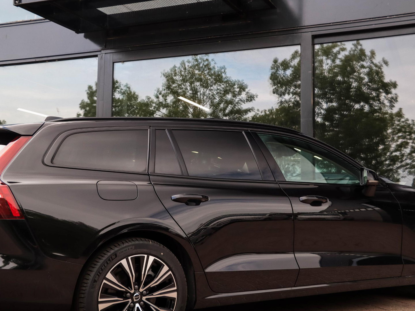 Volvo V60 T8 AWD Plus Dark 455PK Panoramadak HeadUp Display 360 Cam Alarm Getint glas