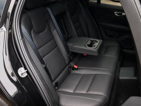 Volvo V60 T8 AWD Plus Dark 455PK Panoramadak HeadUp Display 360 Cam Alarm Getint glas