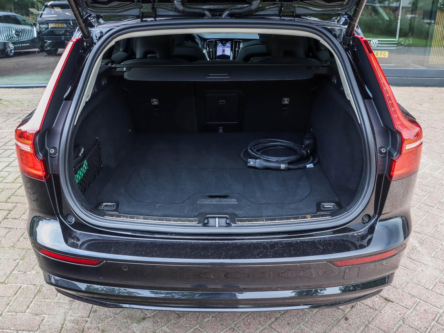Volvo V60 T8 AWD Plus Dark 455PK Panoramadak HeadUp Display 360 Cam Alarm Getint glas