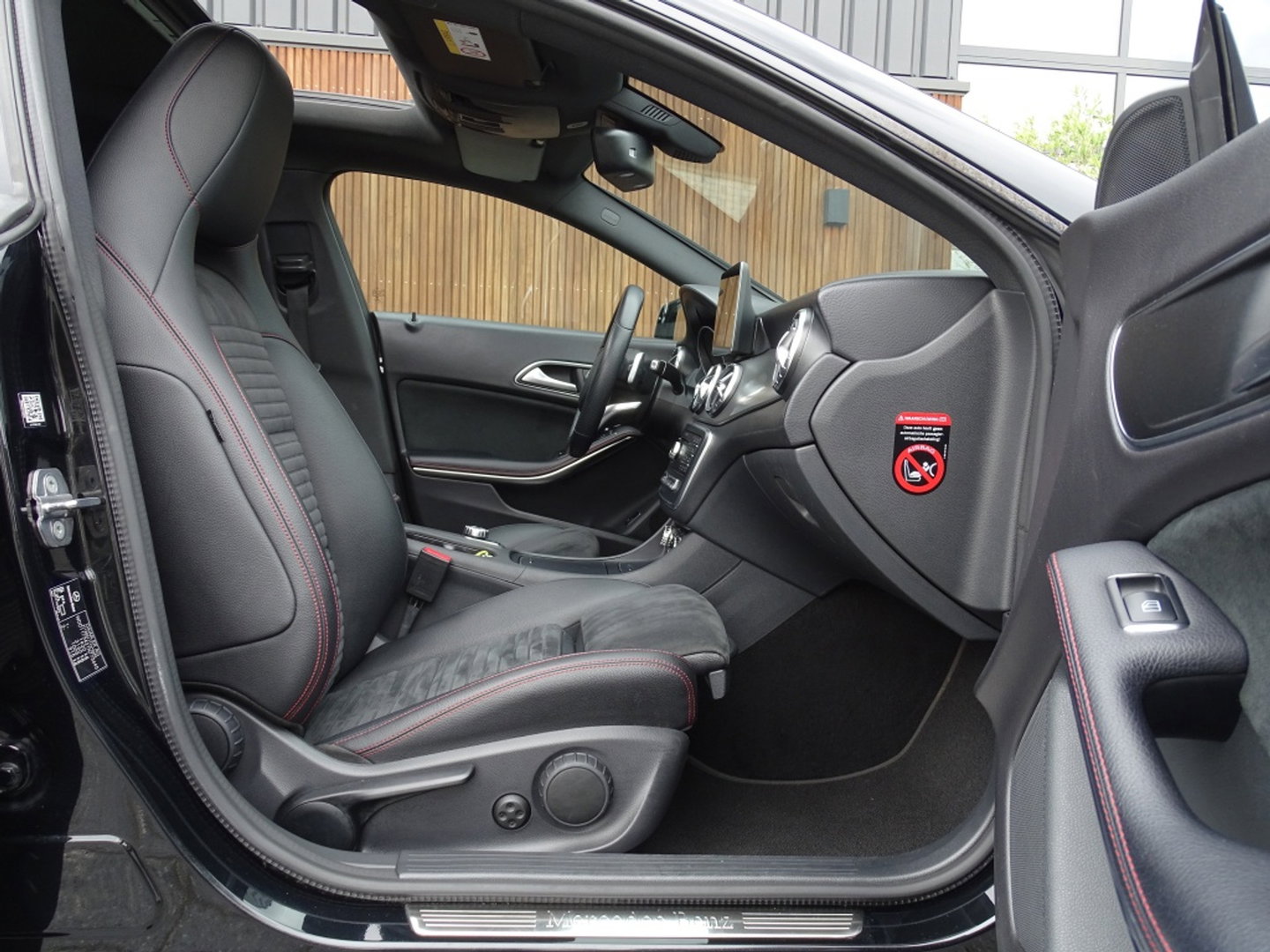 Mercedes-Benz CLA-Klasse 180 automaat / AMG pakket / facelift / LED