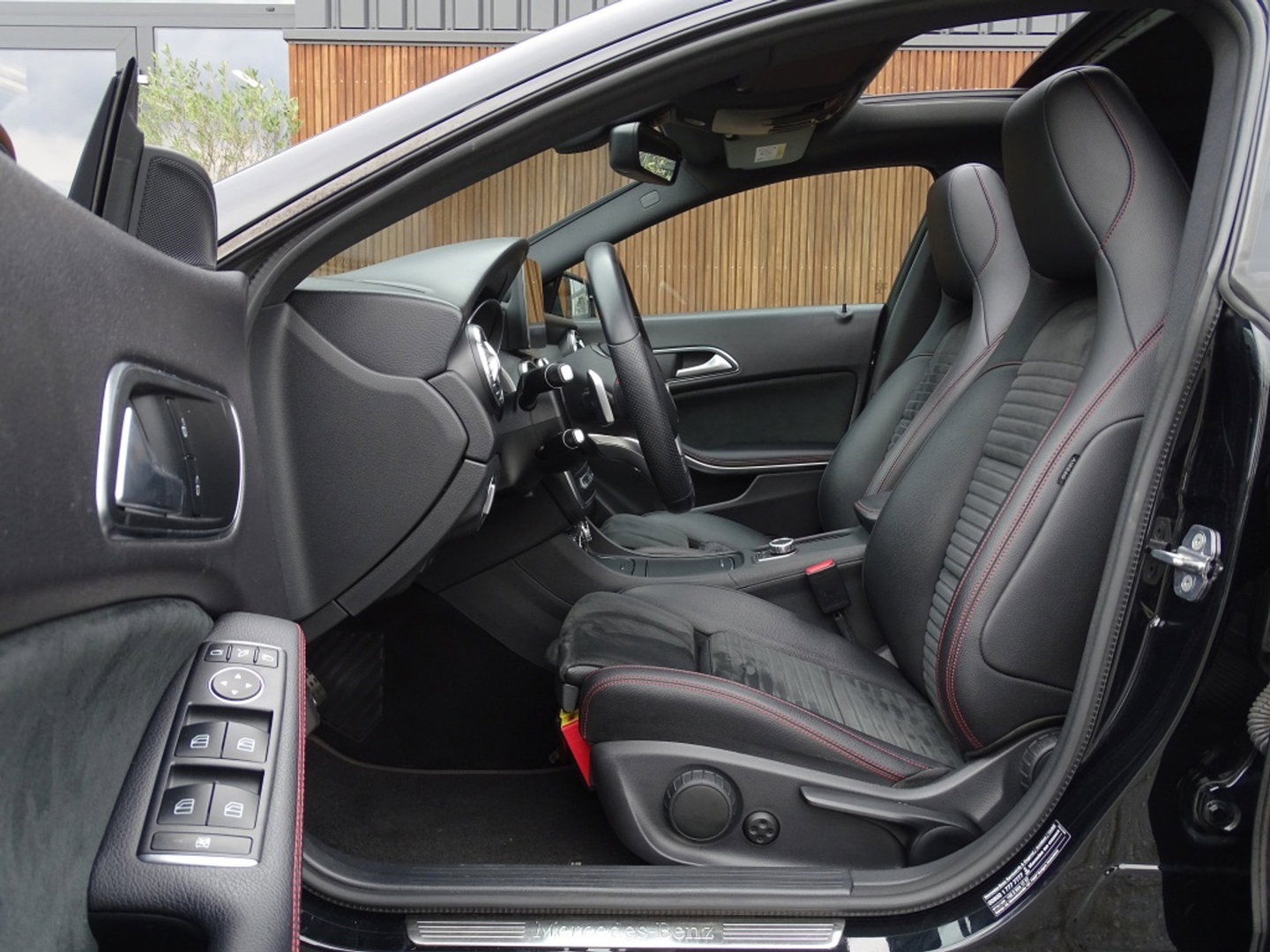Mercedes-Benz CLA-Klasse 180 automaat / AMG pakket / facelift / LED