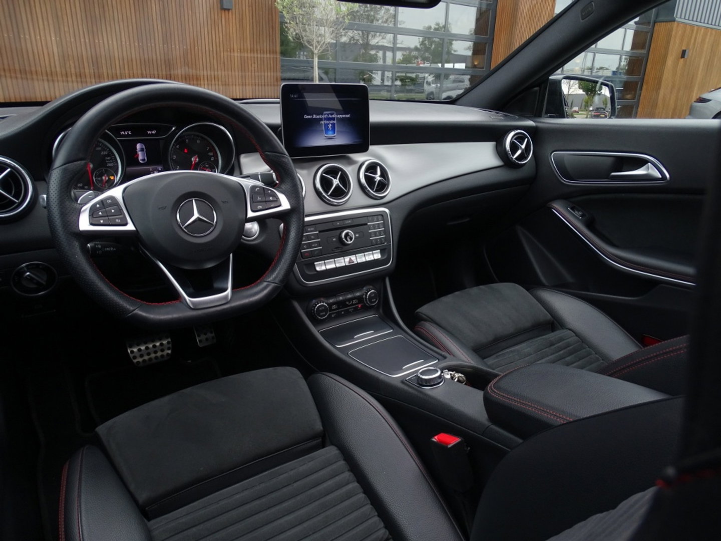 Mercedes-Benz CLA-Klasse 180 automaat / AMG pakket / facelift / LED
