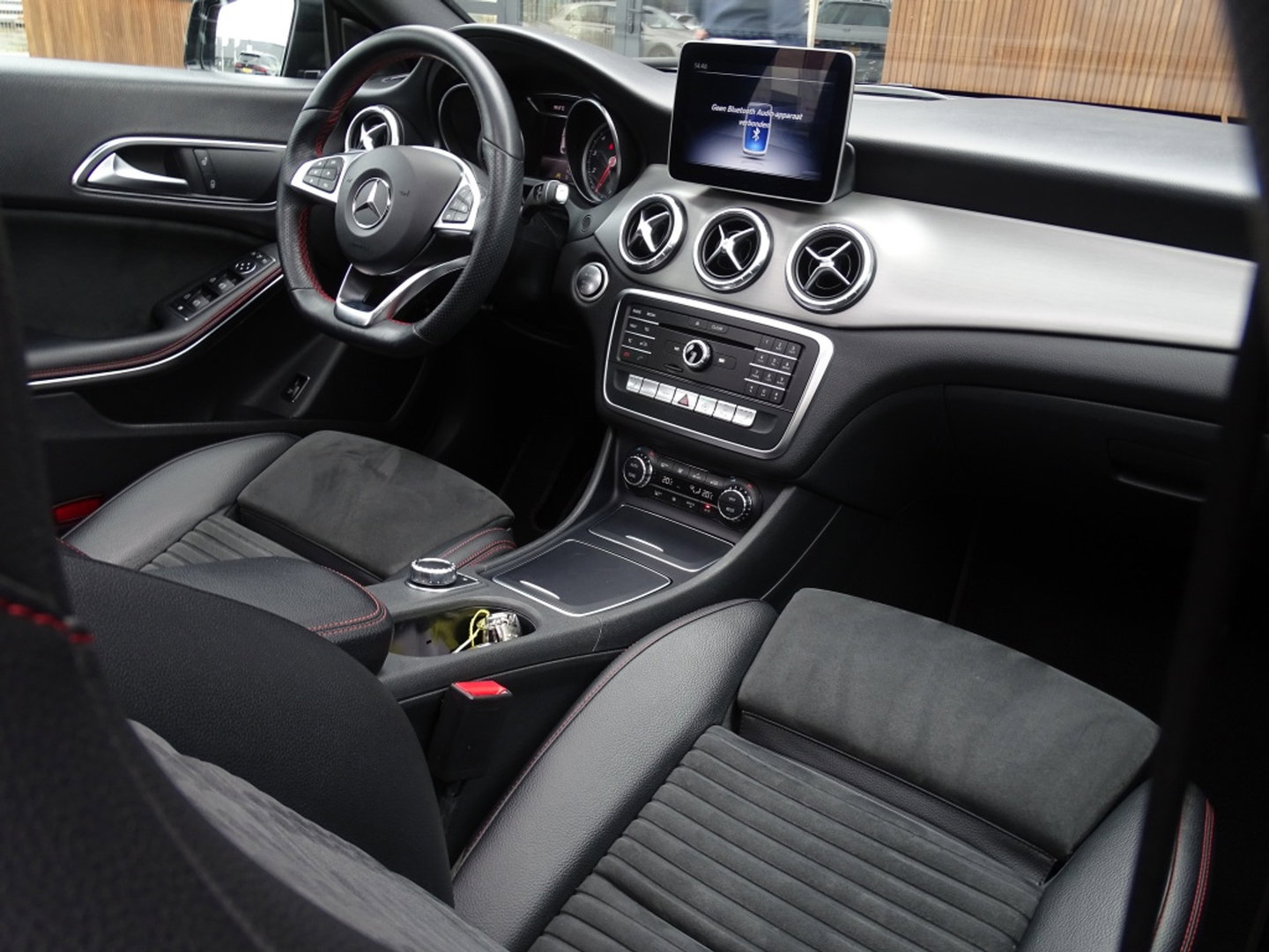 Mercedes-Benz CLA-Klasse 180 automaat / AMG pakket / facelift / LED