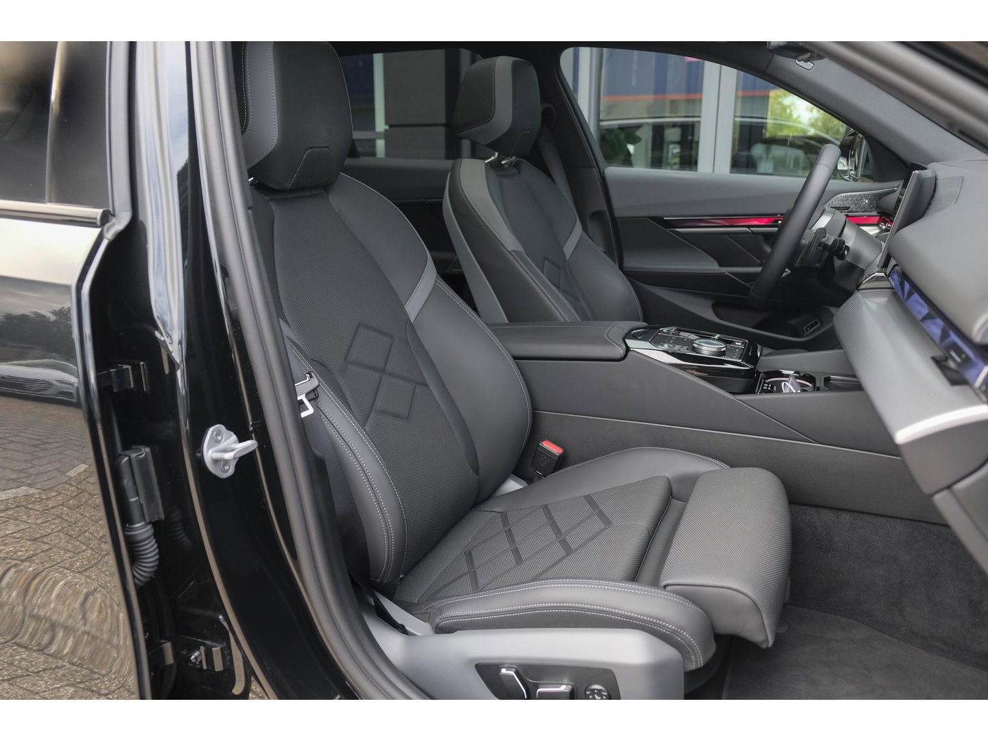 BMW 5 Serie Touring 550e 490pk M-sport xDrive Panoramadak *BTW* Bowers&Wilkins Trekhaak Head-up M-perfomance look