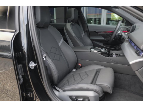 BMW 5 Serie Touring 550e 490pk M-sport xDrive Panoramadak *BTW* Bowers&Wilkins Trekhaak Head-up M-perfomance look