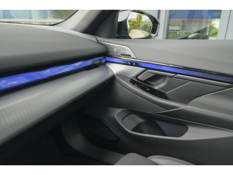 BMW 5 Serie Touring 550e 490pk M-sport xDrive Panoramadak *BTW* Bowers&Wilkins Trekhaak Head-up M-perfomance look