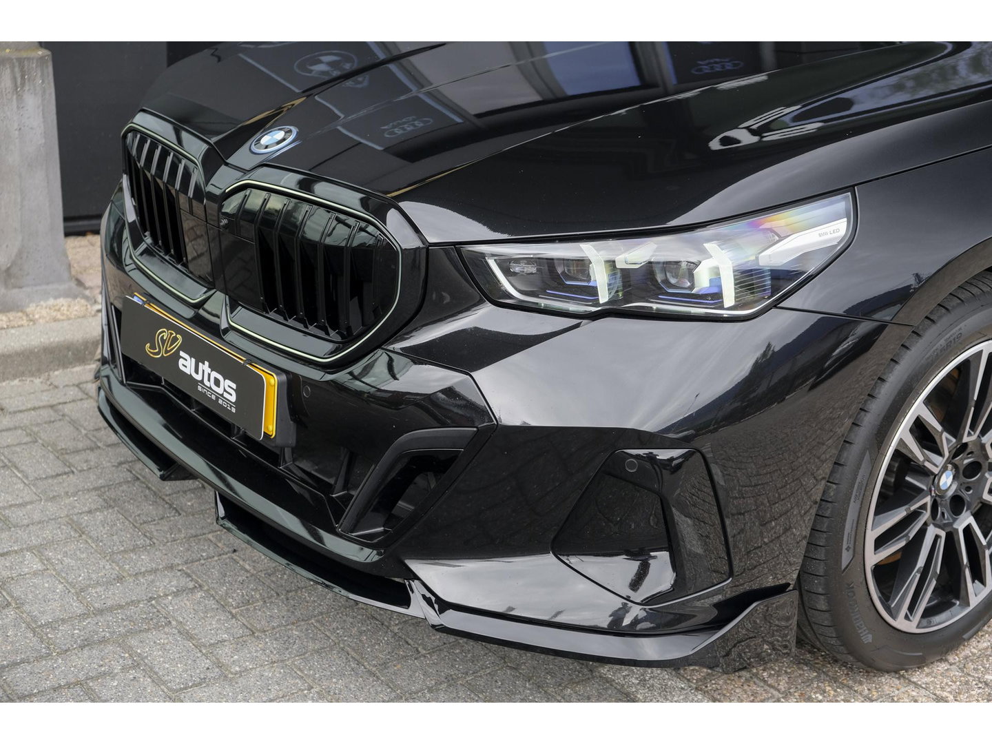BMW 5 Serie Touring 550e 490pk M-sport xDrive Panoramadak *BTW* Bowers&Wilkins Trekhaak Head-up M-perfomance look