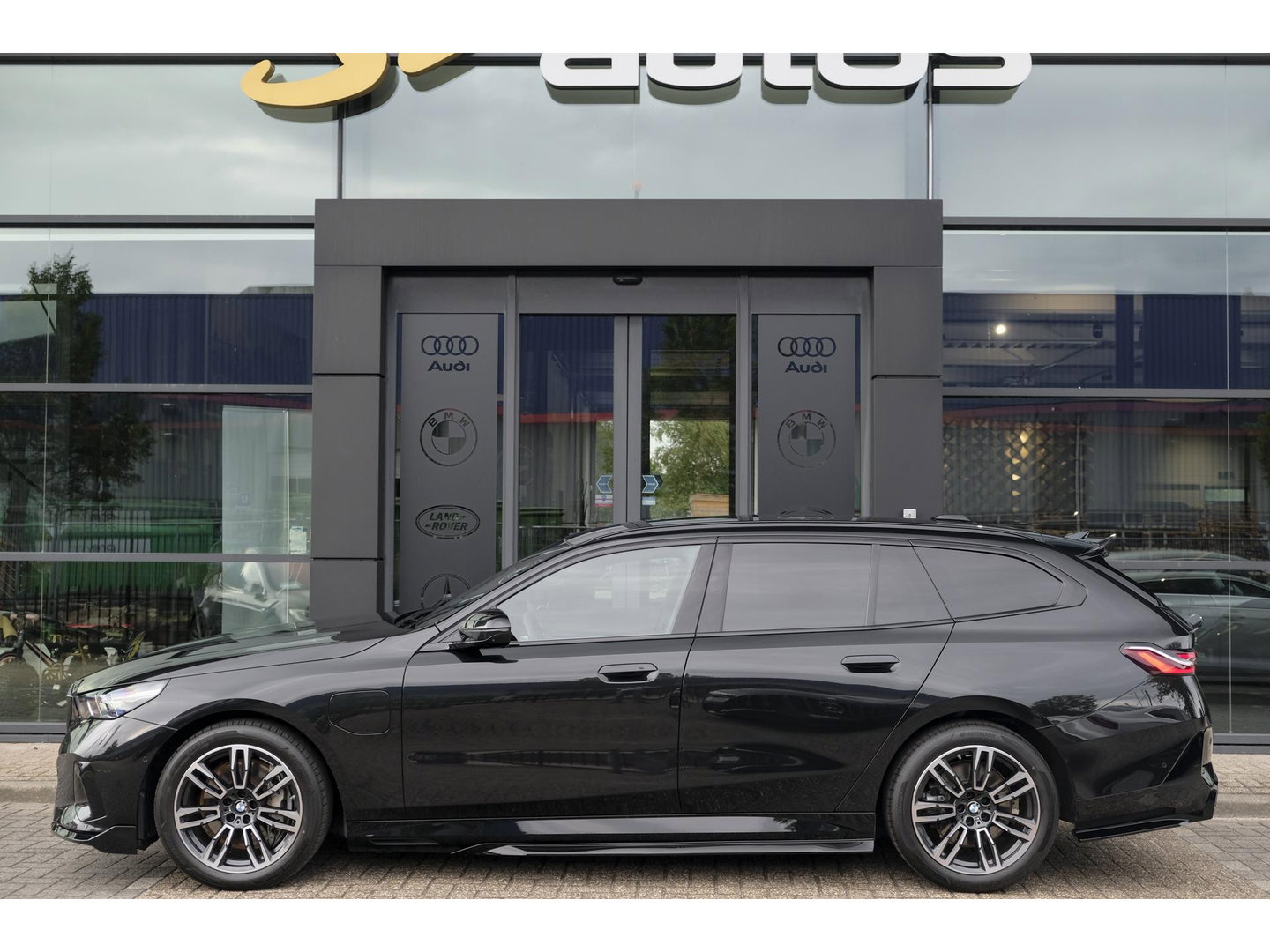 BMW 5 Serie Touring 550e 490pk M-sport xDrive Panoramadak *BTW* Bowers&Wilkins Trekhaak Head-up M-perfomance look
