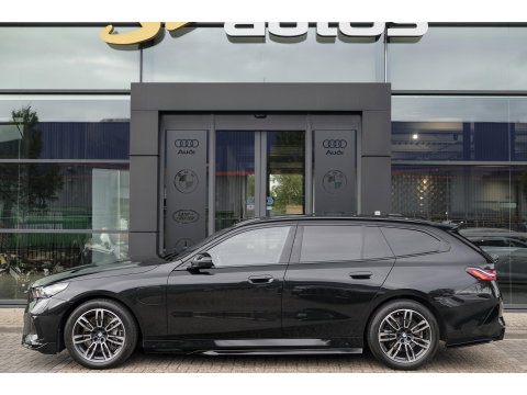 BMW 5 Serie Touring 550e 490pk M-sport xDrive Panoramadak *BTW* Bowers&Wilkins Trekhaak Head-up M-perfomance look