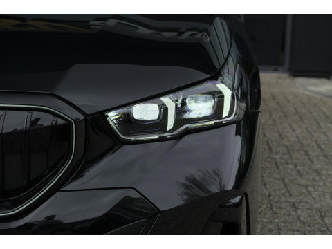 BMW 5 Serie Touring 550e 490pk M-sport xDrive Panoramadak *BTW* Bowers&Wilkins Trekhaak Head-up M-perfomance look
