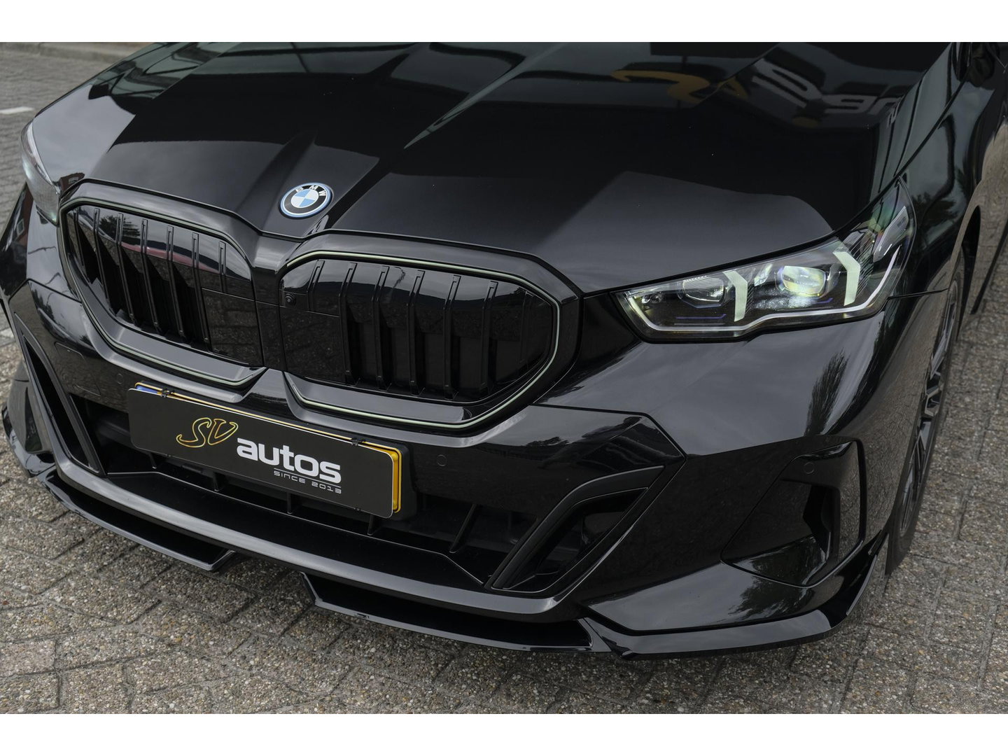 BMW 5 Serie Touring 550e 490pk M-sport xDrive Panoramadak *BTW* Bowers&Wilkins Trekhaak Head-up M-perfomance look
