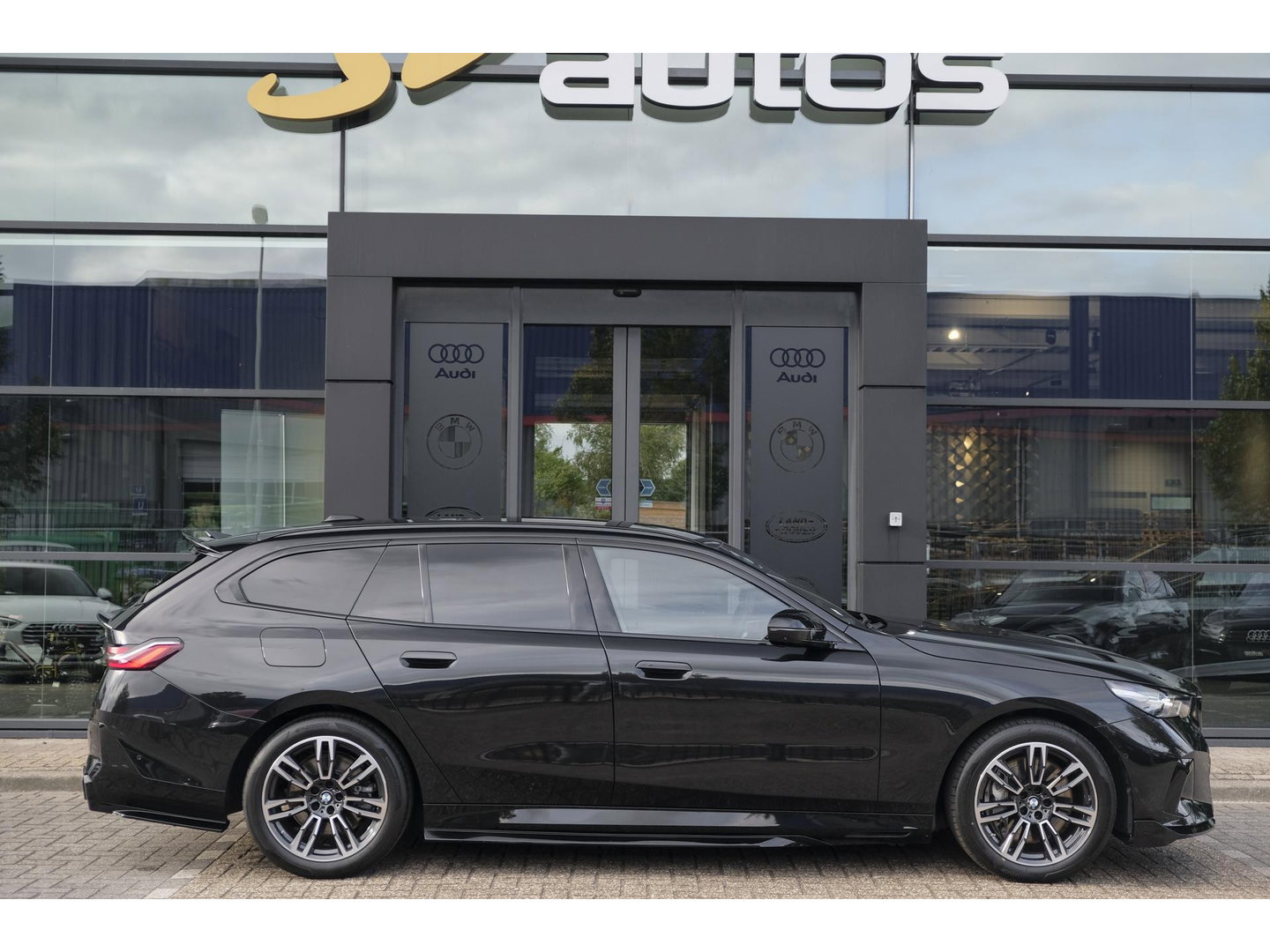 BMW 5 Serie Touring 550e 490pk M-sport xDrive Panoramadak *BTW* Bowers&Wilkins Trekhaak Head-up M-perfomance look