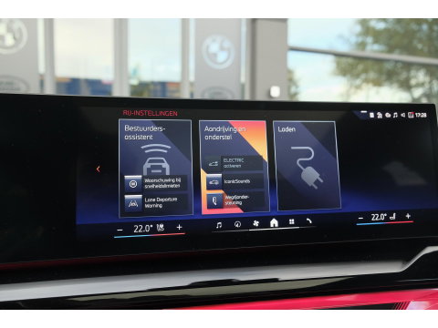 BMW 5 Serie Touring 550e 490pk M-sport xDrive Panoramadak *BTW* Bowers&Wilkins Trekhaak Head-up M-perfomance look