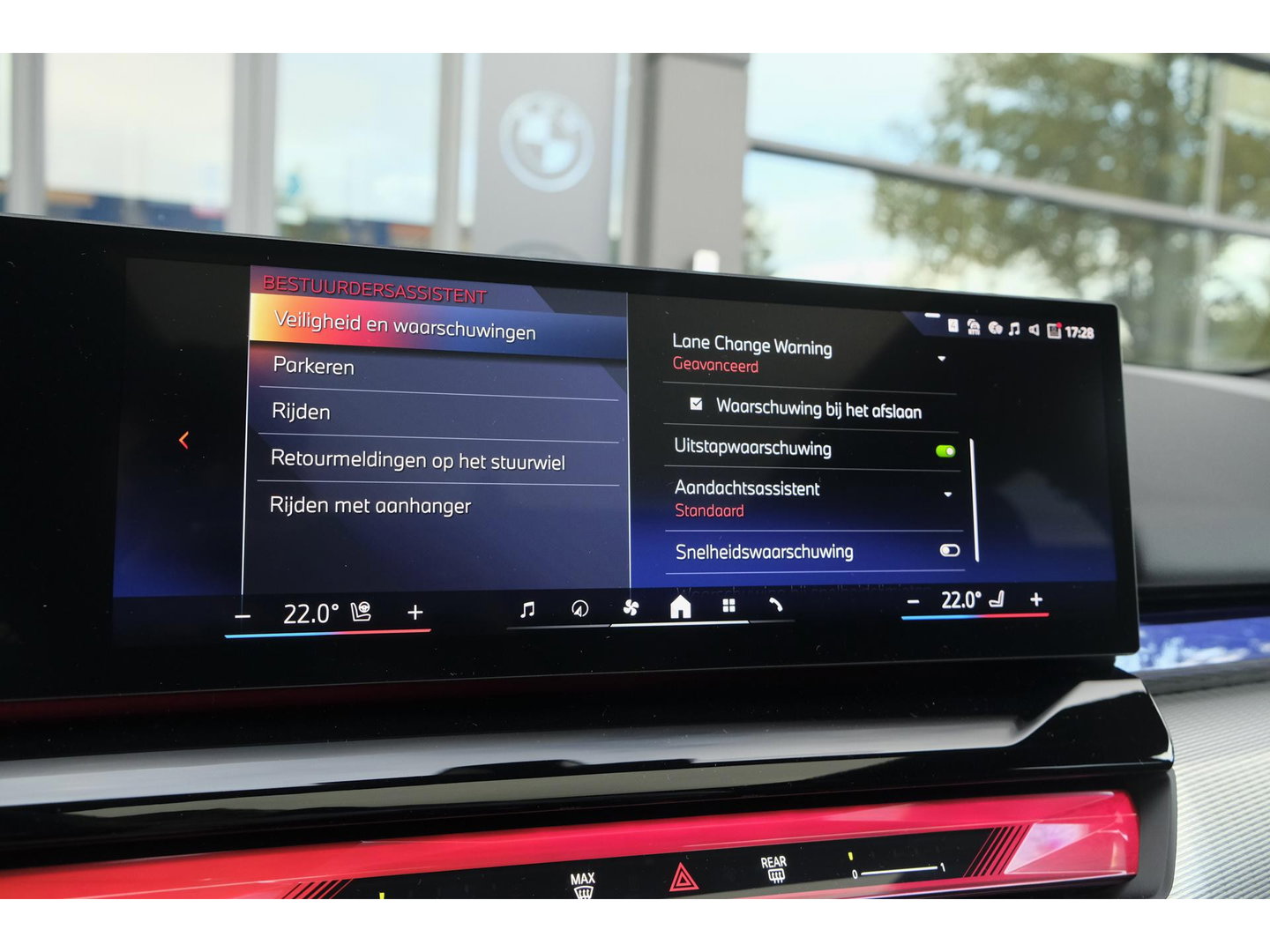 BMW 5 Serie Touring 550e 490pk M-sport xDrive Panoramadak *BTW* Bowers&Wilkins Trekhaak Head-up M-perfomance look