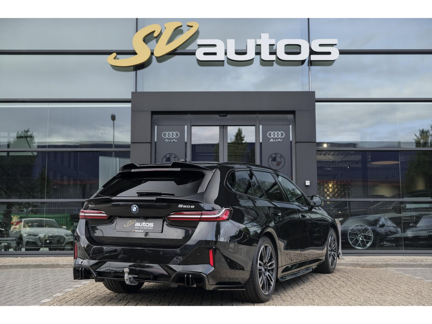 BMW 5 Serie Touring 550e 490pk M-sport xDrive Panoramadak *BTW* Bowers&Wilkins Trekhaak Head-up M-perfomance look