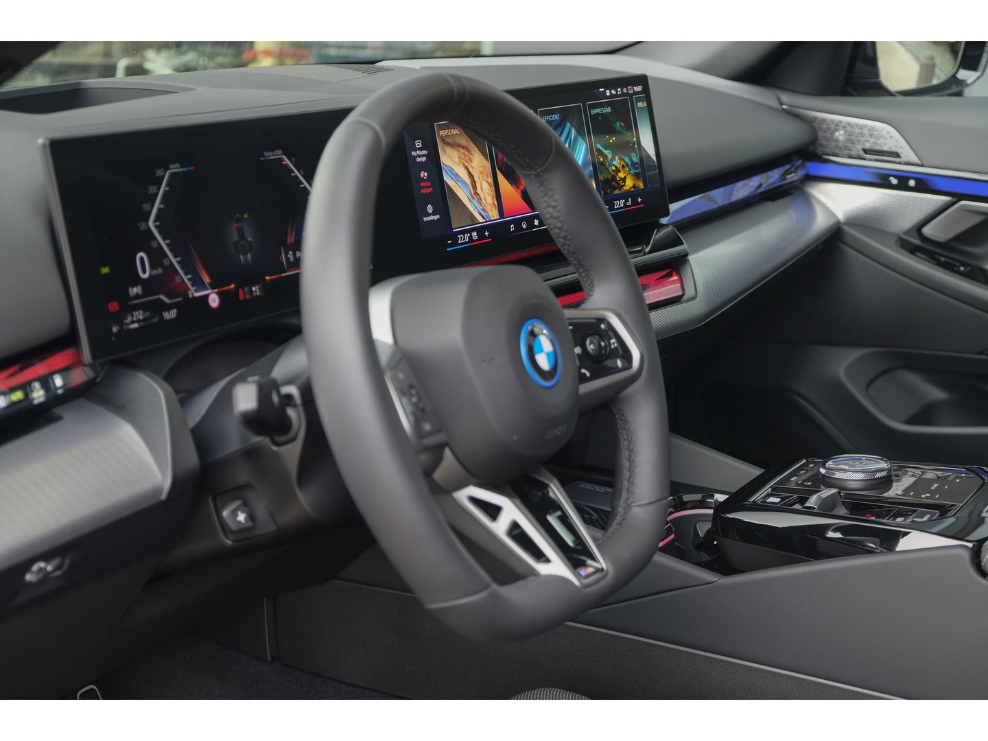 BMW 5 Serie Touring 550e 490pk M-sport xDrive Panoramadak *BTW* Bowers&Wilkins Trekhaak Head-up M-perfomance look