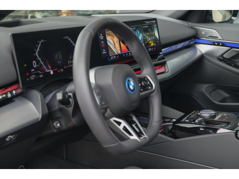 BMW 5 Serie Touring 550e 490pk M-sport xDrive Panoramadak *BTW* Bowers&Wilkins Trekhaak Head-up M-perfomance look