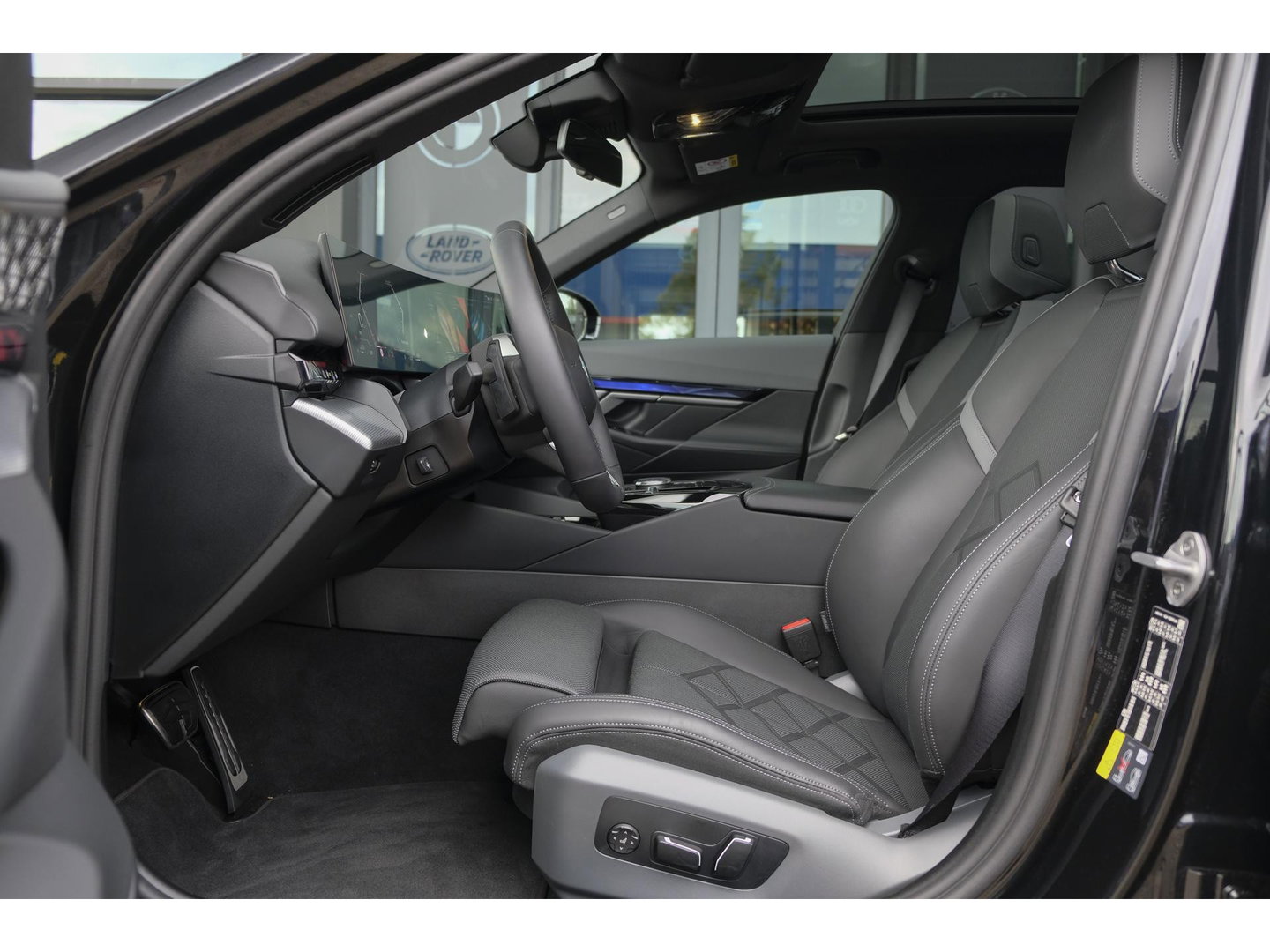 BMW 5 Serie Touring 550e 490pk M-sport xDrive Panoramadak *BTW* Bowers&Wilkins Trekhaak Head-up M-perfomance look