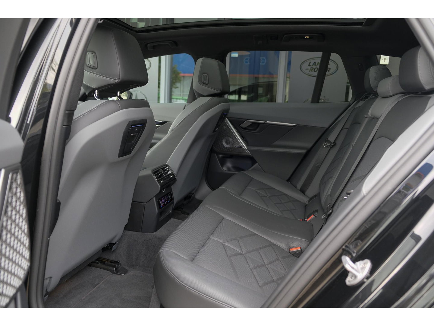 BMW 5 Serie Touring 550e 490pk M-sport xDrive Panoramadak *BTW* Bowers&Wilkins Trekhaak Head-up M-perfomance look