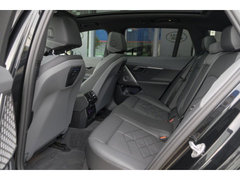 BMW 5 Serie Touring 550e 490pk M-sport xDrive Panoramadak *BTW* Bowers&Wilkins Trekhaak Head-up M-perfomance look