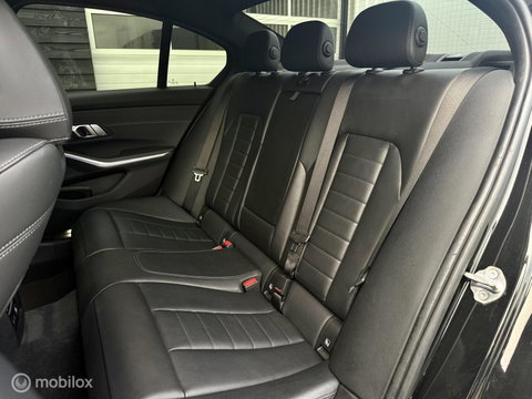 BMW 3 Serie 320i High Executive | M-Sport | Pano | Leder