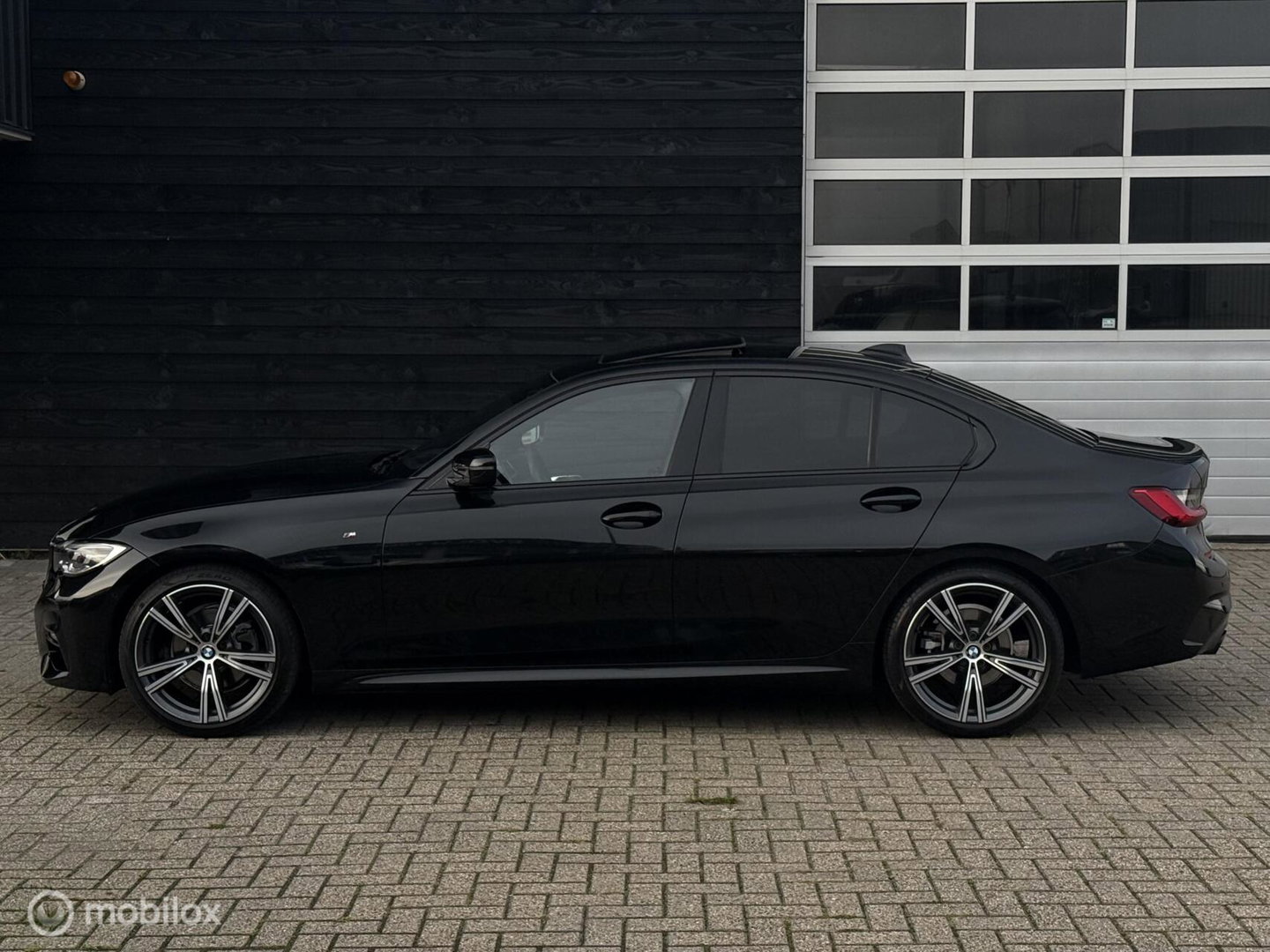 BMW 3 Serie 320i High Executive | M-Sport | Pano | Leder