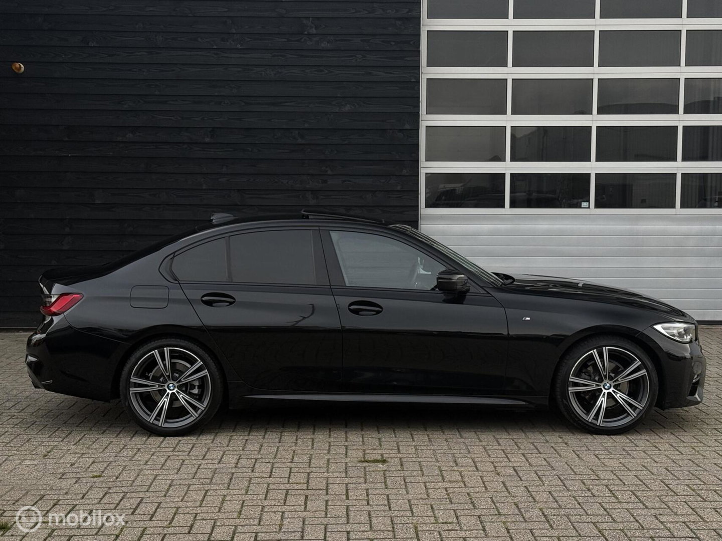 BMW 3 Serie 320i High Executive | M-Sport | Pano | Leder