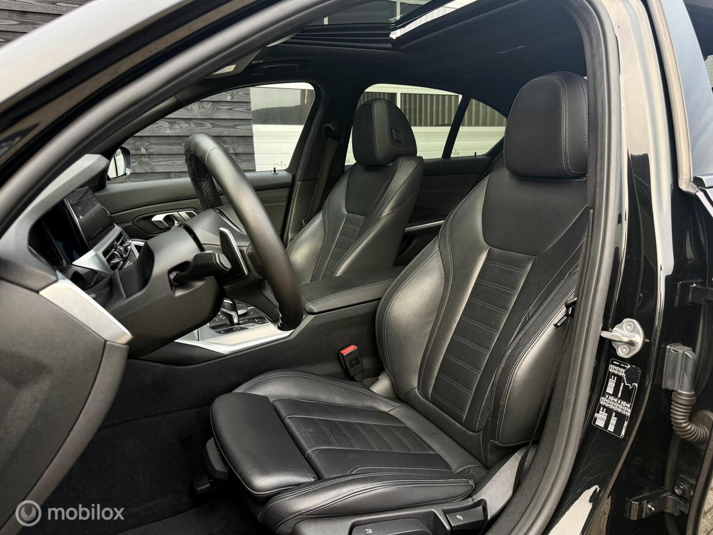 BMW 3 Serie 320i High Executive | M-Sport | Pano | Leder