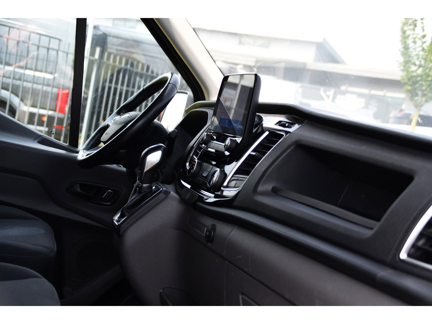 Ford Transit 350 2.0 TDCI L3H2 Limited Black Edition Camera, Cruise, Carplay, 185pk, Xenon, Automaat, Trekhaak, Multimedia, Sensoren, Uniek!