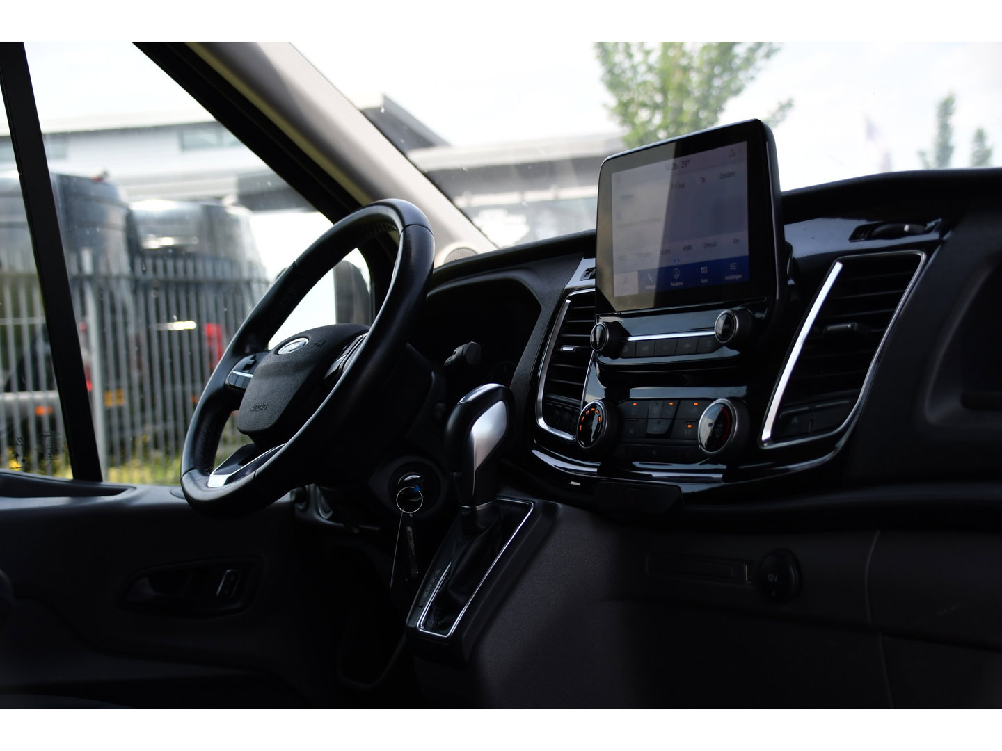 Ford Transit 350 2.0 TDCI L3H2 Limited Black Edition Camera, Cruise, Carplay, 185pk, Xenon, Automaat, Trekhaak, Multimedia, Sensoren, Uniek!
