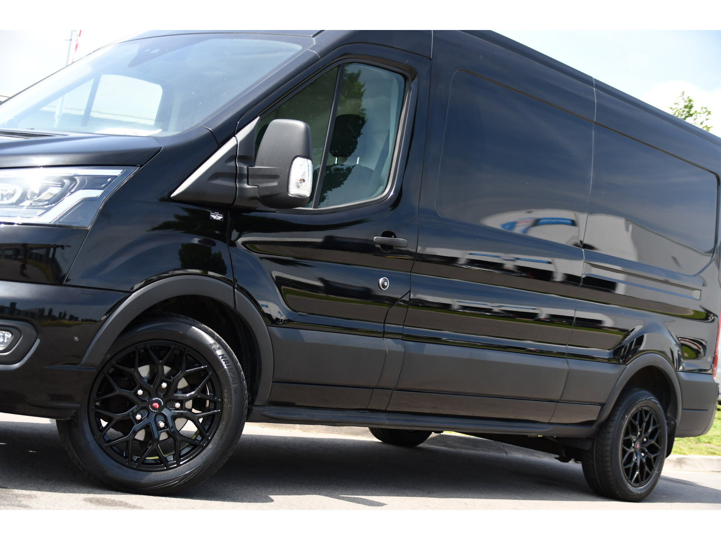 Ford Transit 350 2.0 TDCI L3H2 Limited Black Edition Camera, Cruise, Carplay, 185pk, Xenon, Automaat, Trekhaak, Multimedia, Sensoren, Uniek!