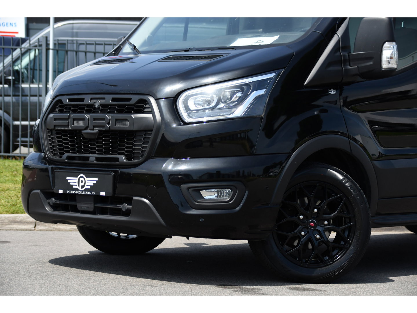Ford Transit 350 2.0 TDCI L3H2 Limited Black Edition Camera, Cruise, Carplay, 185pk, Xenon, Automaat, Trekhaak, Multimedia, Sensoren, Uniek!